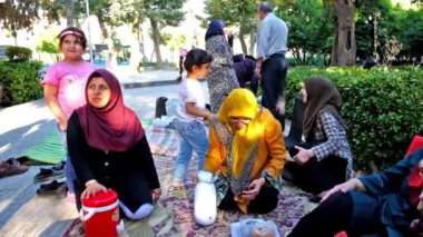Şiraz, Iran - 13 Ekim 2017: Büyük İran ailesi geleneksel Cuma piknik 13 Ekim'de Shiraz Hafezieh genel parkta çocuklar ile.