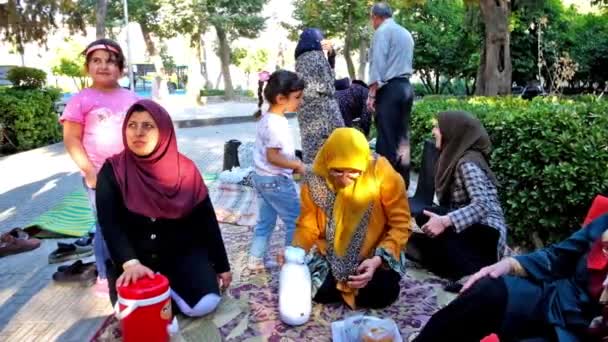 Shiraz Irão Outubro 2017 Grande Família Iraniana Com Crianças Tradicional — Vídeo de Stock