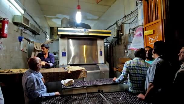 Shiraz Iran Oktober 2017 Traditionella Bageri Säljer Färsk Platta Bröd — Stockvideo