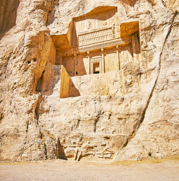 Forntida ristningar i Naqsh-e Rustam arkeologiska platsen, Iran — Stockfoto