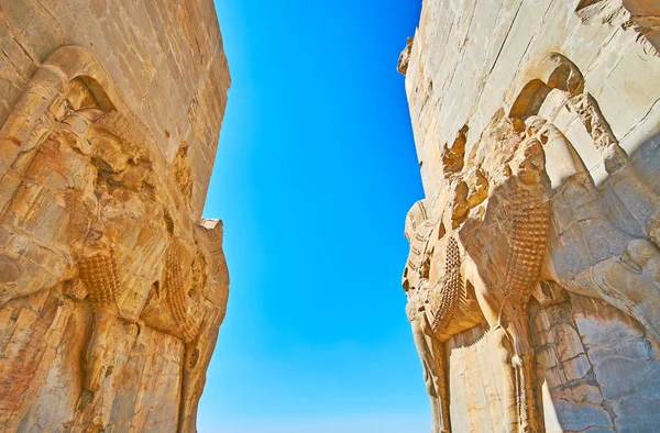 Caminando a través de la Puerta de Todas las Naciones, Persépolis, Irán — Foto de Stock