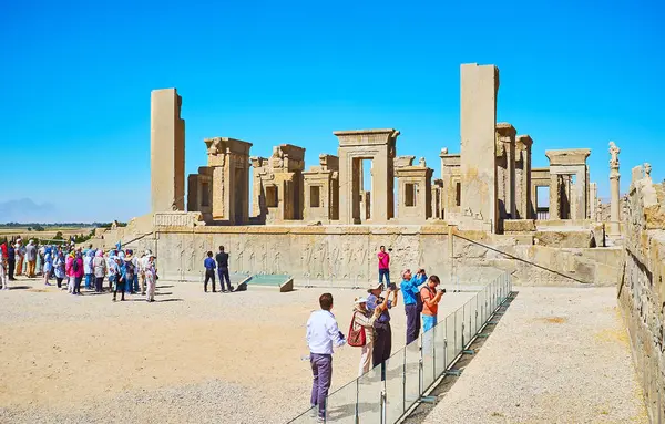 Turistas en palacios de Persépolis, Irán — Foto de Stock
