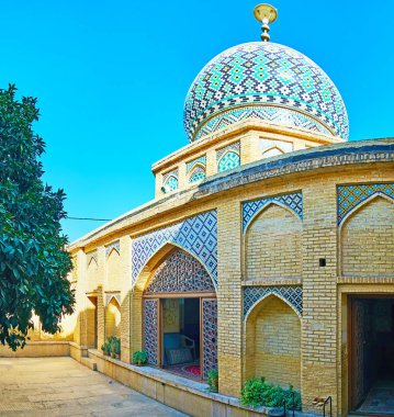 Imamzadeh Celal Addin Tapınak, Nasir Ol-Molk mo kiremitli kubbe
