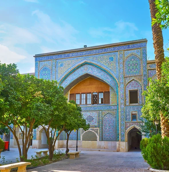 El portal de azulejos azules de Madraseh-ye Khan, Shiraz, Irán — Foto de Stock