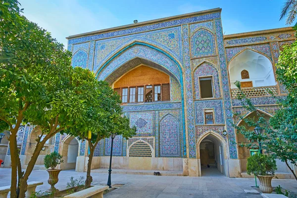 Natursköna portalen av Madraseh-ye Khan i Shiraz, Iran — Stockfoto