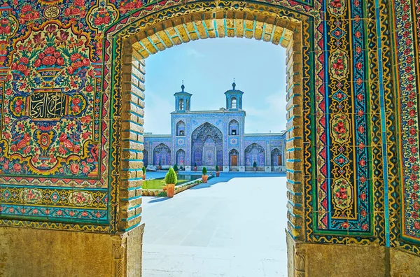I luminosi decori piastrellati della moschea Nasir Ol-Molk, Shiraz, Iran — Foto Stock