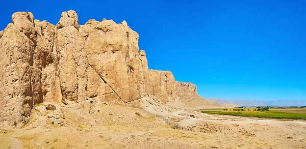 De rotsachtige klippen van Naqsh-e Rustam, Iran — Stockfoto