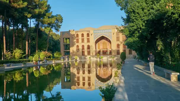 イスファハン イラン 2017 日イスファハンの注目すべき都市のランドマークの一つ 中世の Sotoun 宮殿の庭園の池に沿って歩く — ストック動画