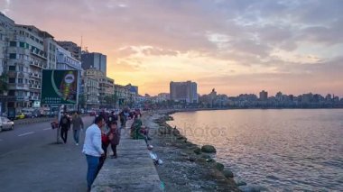 Alexandria, Mısır - 18 Aralık 2017: Sahil mesire - Corniche, günbatımı gökyüzü, Akdeniz'de, 18 Aralık Alexandria yansıtan bir görünüm ile romantik yürüyüş için en iyi yer olduğunu.