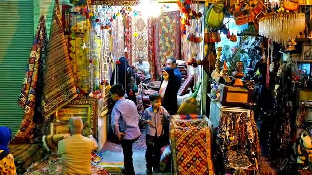 设拉子 2017年10月12日 Vakil 集市的地毯店 当地人选择传统的波斯 Kilim 在各种各样的商品之中 在10月12日在设拉子 — 图库视频影像