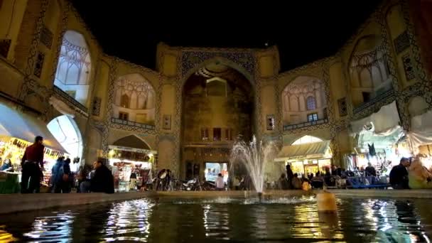 Isfahan Iran Oktober 2017 Fontänen Framför Huvudingången Till Grand Bazaar — Stockvideo
