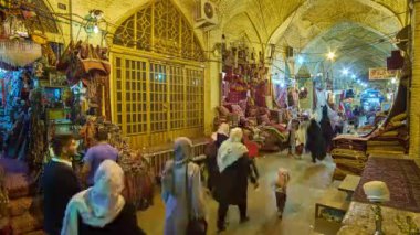Şiraz, Iran - 12 Ekim 2017: Yürüyüş tarihi Vakil çarşı, geleneksel malların - halı, baharatlar, nakış, ahşap oymalar ve metal işleri, 12 Ekim Shiraz içinde tam kapalı sokak boyunca.