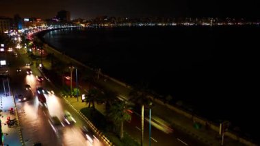 Alexandria, Mısır - 18 Aralık 2017: Akşam 18 Aralık Alexandria hızlı hareketli arabalar, Corniche çıkabilir parlak ışıklar ile izlemek için mükemmel zaman olduğunu.