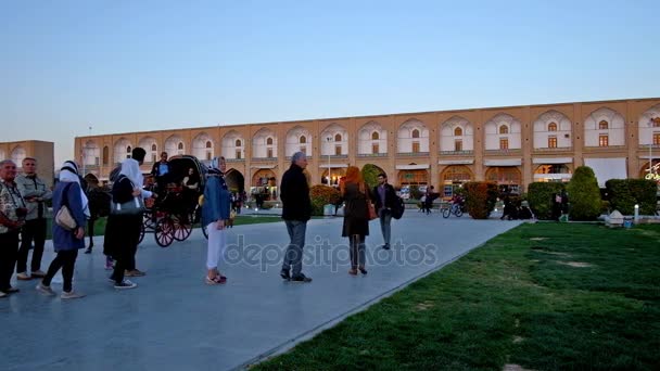 Isfahan Irán Octubre 2017 Grupo Turistas Disfrutan Noche Plaza Naqsh — Vídeos de Stock