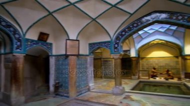 Kerman, Iran - 15 Ekim 2017: Panorama Ganjali Han Hamam kompleksi, dekore edilmiş sırlı çini, sütunlar ve kemerler, desenlerle 15 Ekim'de Kerman. 
