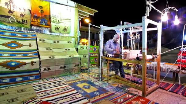 沙姆沙伊赫 2017年12月12日 在沙姆沙伊赫露天车间的工匠在马湾海湾市场编织地毯 使用传统编织机 在12月12日在沙姆沙伊赫 — 图库视频影像