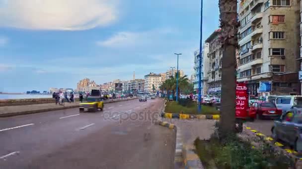 アレクサンドリア エジプト 2017 散歩道 コーニッシュ 歴史的な邸宅 古いホテル カフェ 日にアレクサンドリアが付いている都市の最も人気のあるプロムナード — ストック動画