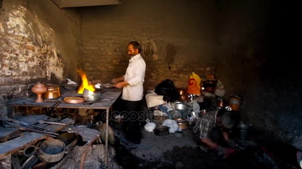 Kerman Iran October 2017 Workshop Cookware Cleaners Use Fire Sand — Stock Video