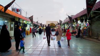: Kerman, Iran - 15 Ekim 2017: Kapalıçarşı, bir en popüler şehir simgesel yapılar ve alışveriş, 15 Ekim'de Kerman turist için mükemmel bir yer kalabalık Caddesi.
