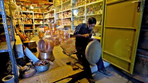 Kerman Iran Października 2017 Coppersmith Przy Wejściu Warsztatu Grand Bazaar — Wideo stockowe