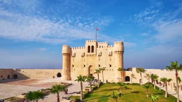 Alexandria Egypten December 2017 Fasaden Medeltida Qaitbay Citadellet Omgivet Höga — Stockvideo