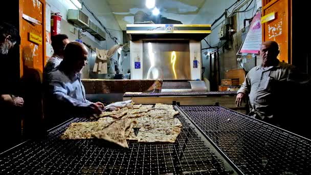 Siráz Irán 2017 Október Régi Pékség Kínál Friss Ízletes Flatbread — Stock videók