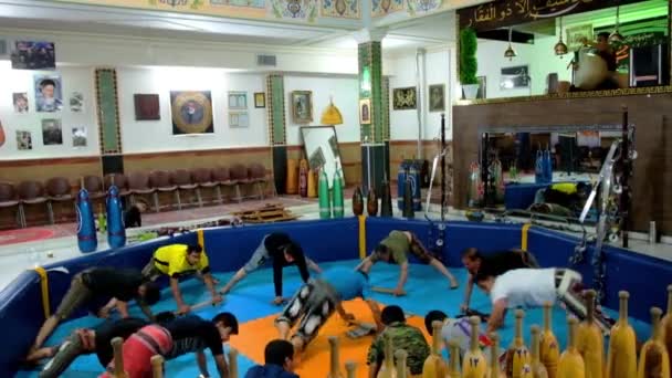 kerman, iran - 15. Oktober 2017: traditionelles Training im zurkhaneh sportclub, die Athleten machen die Übungen mit Trommelmusik, am 15. Oktober in kerman.