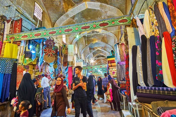 Tejidos en Vakil Bazaar, Shiraz, Irán — Foto de Stock