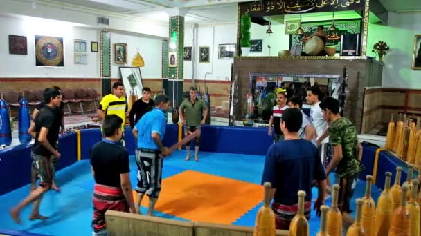克尔曼 2017年10月16日 不同年龄和物理形式训练的运动员在 Zurkhaneh 力量议院 体育俱乐部 做传统锻炼与鼓音乐 在10月16日在克尔曼 — 图库视频影像