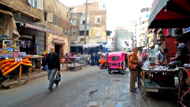 Alexandria Egipto Diciembre 2017 Concurrida Calle Distrito Karmouz Tuk Tuks — Vídeos de Stock