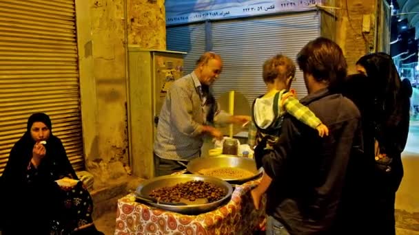 Shiraz Iran Oktober 2017 Äldre Leverantör Säljer Kryddiga Rätterna Bönor — Stockvideo