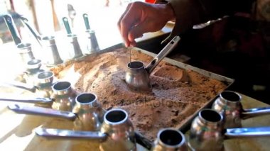 Bedevi Köyü yol kenarında kafe kum, Sinai, Mısır üzerinde cezve kaynar sıcak, lezzetli, güçlü kahve sunuyor.
