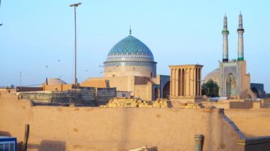 Tarihi bina, Rüzgar Kulesi manzaralı eski Yazd çatılar yukarıda güvercinler sinek sürüsü büyük kubbe ve Jameh Camii, Iran uzun boylu minaresi ile döşeli.