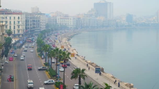 アレクサンドリア エジプト 2017 アレクサンドリアで 海辺の遊歩道に沿って道路や人の散歩にトランスポート霧コーニッシュ堤防 — ストック動画