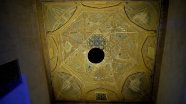 Jameh Camii - portal giriş kubbe eski metal lamba rüzgarda sallanan ve süslü tavan, Yezd, Iran aydınlatma değiştirme. 