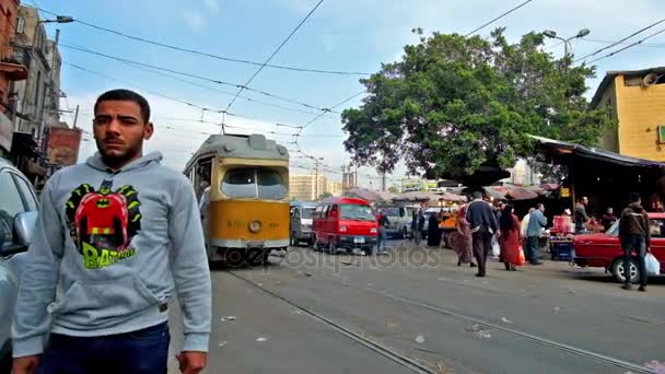亚历山大 2017年12月18日 老黄色电车沿谢里夫大道在市场区域 这个地方总是拥挤和吵闹 在12月18日在亚历山大 — 图库视频影像