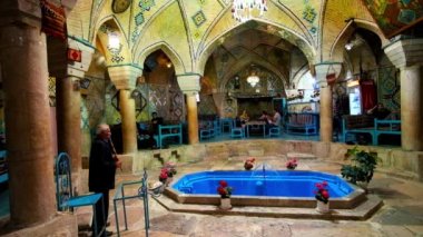 : Kerman, Iran - 15 Ekim 2017: Geleneksel Restoran evlerde doğal iç, Çeşme, 15 Ekim'de Kerman kiremitli dekorlar büyük kubbe ile tarihi Vakil Hamam (banyo).