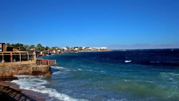 Vihar Hullámok Aqaba Öböl Parton Dahab Resort Megnyitja Nézetet Sziklás — Stock videók