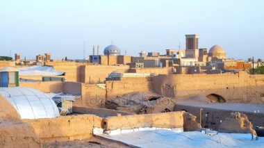 Çatılar ve Rüzgar kuleleri eski Yazd arka planda, Iran Ortaçağ camilerin kiremitli kubbe ile.