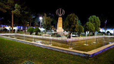 Akşam içeri park, Shahid Prens Meydanı'nda yer alan ve heykel ile dekore edilmiş Yezd, (Iran arması), çeşmeler ve garland kar taneleri, Iran ışıklı. 