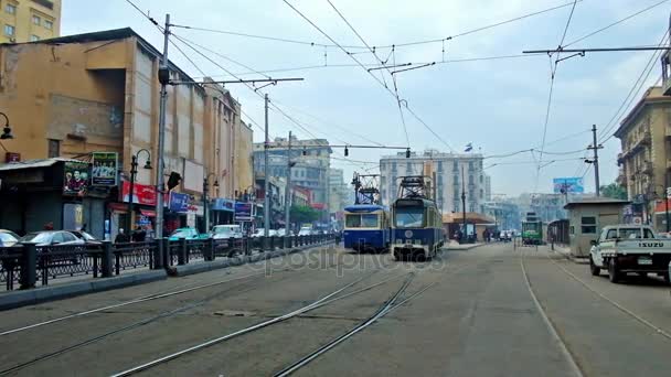 ブルーのビンテージの路面電車が Mahta Raml 日にアレクサンドリアに 正方形のターミナル駅からそのルートを開始アレキサンドリア エジプト 2017 — ストック動画