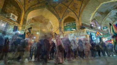 Şiraz, Iran - 12 Ekim 2017: Kalabalık Vakil ın Bazaarı önemli şehir dönüm noktası, Orta Çağ ve sunan farklı ürünler - Halılar, kumaşlar, baharat, metal ürünleri, metizler beri 12 Ekim Shiraz içinde korunmuş olduğunu.