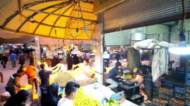 : Kerman, Iran - 15 Ekim 2017: Ganjali Khan'ın Bazaarı geniş yelpazede narenciye meyve durak, genç satıcıları ağırlık birkaç müşteriler için 15 Ekim'de Kerman kireç.