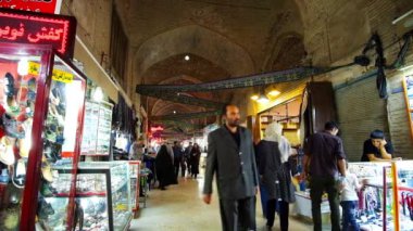 Kerman, Iran - 15 Ekim 2017: Kapalı Çarşı gürültülü ve kalabalık yeri, yerli halk ve turistler burada akşamları, ilginç ürünler ve Hediyelik eşya, 15 Ekim'de Kerman seçme yürüyüş.