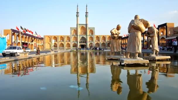 亚兹德 2017年10月18日 放松在喷泉与水载体 位于中央广场的阿米尔 Chakhmaq 在10月18日在亚兹德 — 图库视频影像