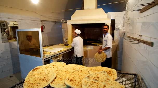 Kerman Iran Oktober 2017 Die Bäcker Bei Der Arbeit Die — Stockvideo