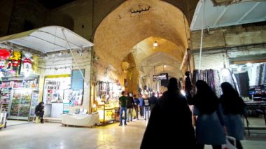 : Kerman, Iran - 15 Ekim 2017: Birçok tezgahları ile Ganjali Han ın Bazaarı Mozaffari ve Serdar pazarlara ve insanlar, 15 Ekim'de Kerman arasındaki açık hava avlu.