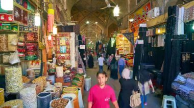 Şiraz, Iran - 14 Ekim 2017: Vakil ın Bazaarı sokak her zaman kalabalık, teklif kokulu baharat, Kuruyemiş, otlar, tahıl gevrekleri ve fındık yerel tezgahları, popüler turistik yer, 14 Ekim'de Shiraz