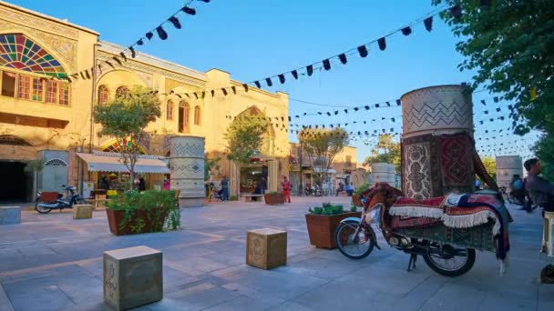 シーラーズ イラン 2017 ザンド散歩通り日時 バザールの つの覆われた部分の間にある それは植物で装飾された鍋や地元の店のショーケースで のシラーズ — ストック動画