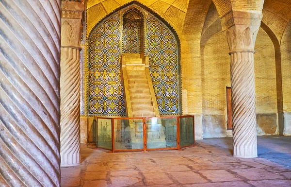 The medieval minbar of Vakil Mosque, Shiraz, Iran — Stock Photo, Image